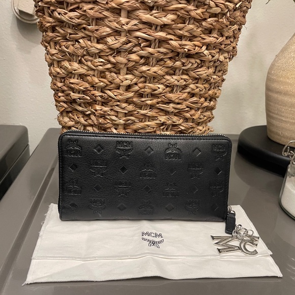 MCM Klara zip around wallet - Picture 2 of 5